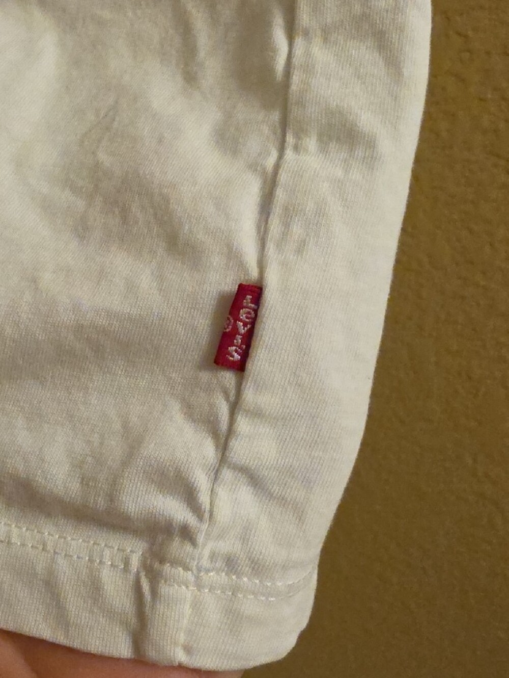 100% Cotton Levi's White Short-Sleeve Tee with Camo Logo - Picture 2 of 4